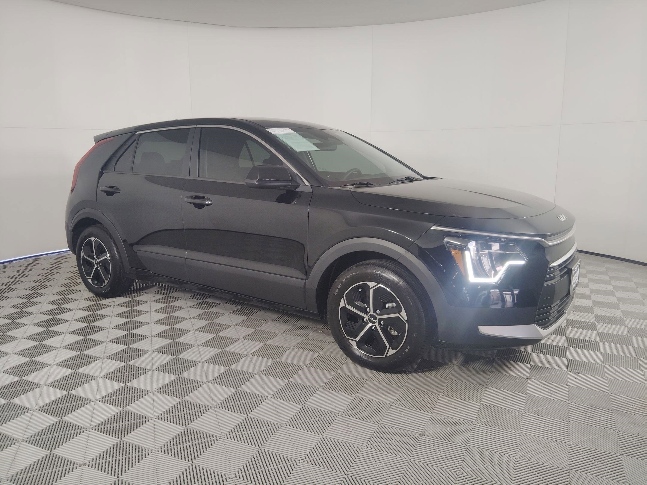 Used 2023 Kia Niro LX image 25