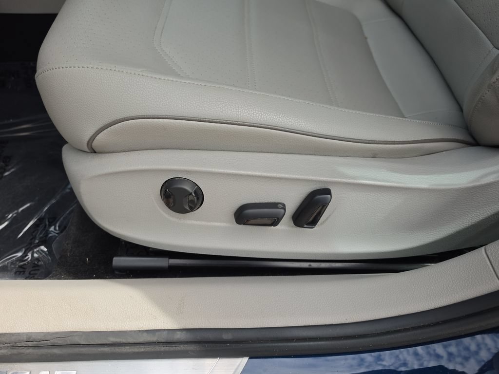 Used 2018 Volkswagen Passat 2.0T SE FWD image 9