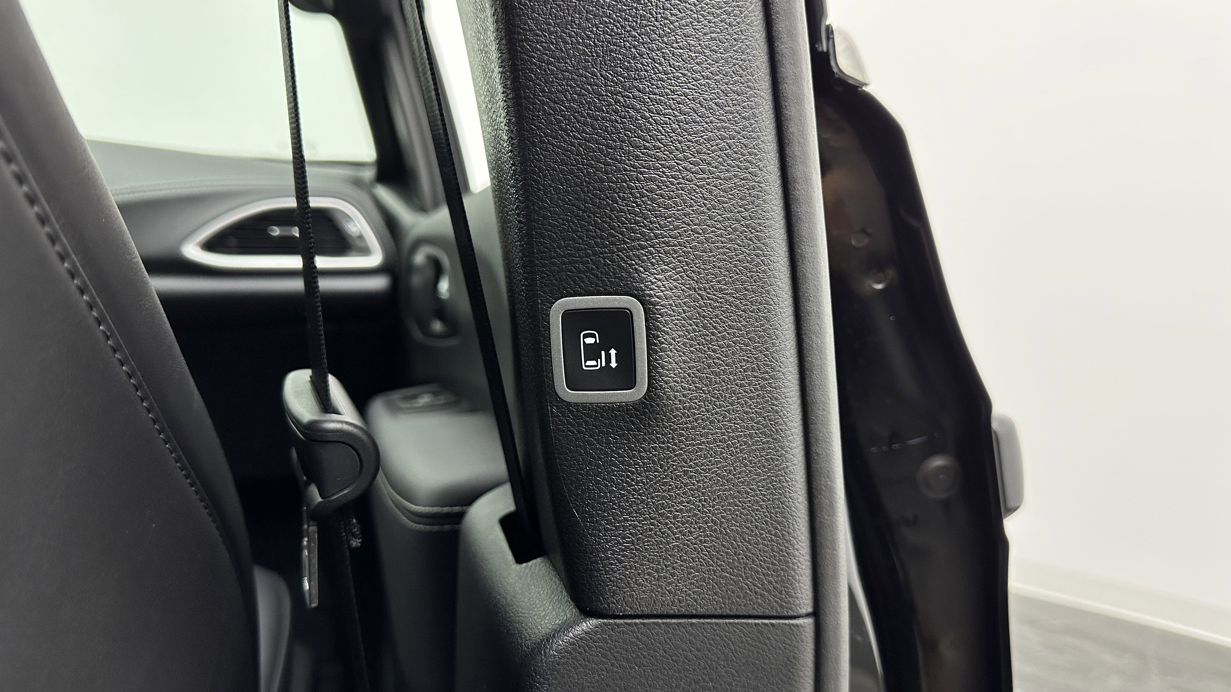 Used 2025 Chrysler Pacifica Select image 33