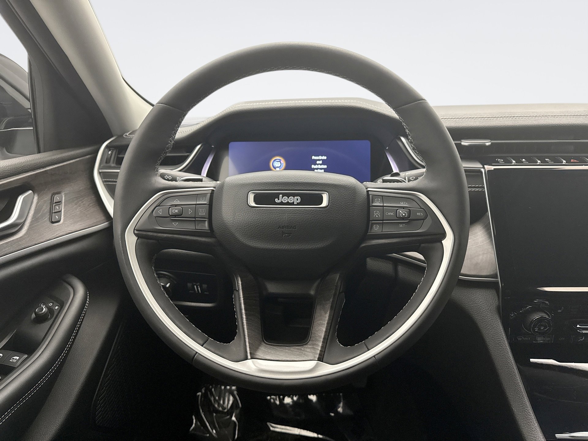 Used 2023 Jeep Grand Cherokee Limited AWD/4WD image 12