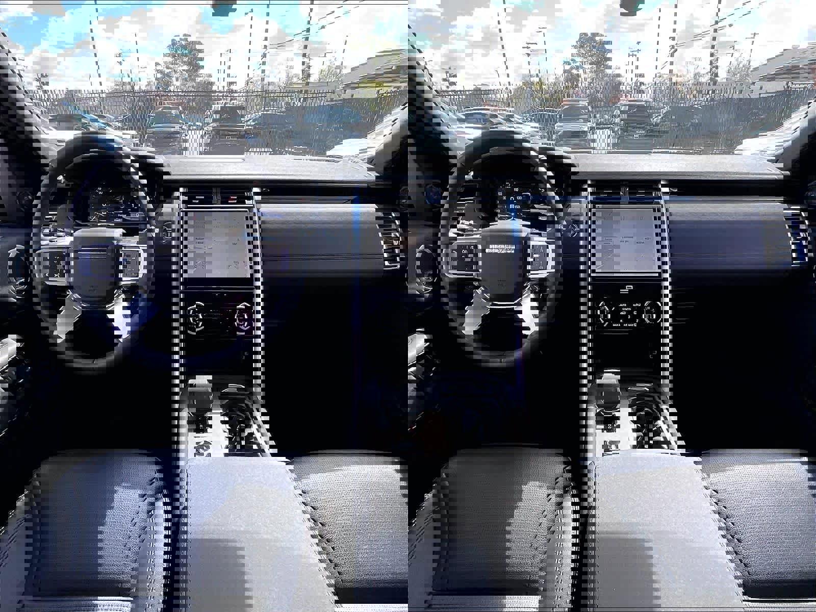 Used 2025 Land Rover Discovery S image 16