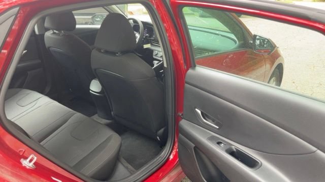 Used 2023 Hyundai Elantra SE FWD image 12