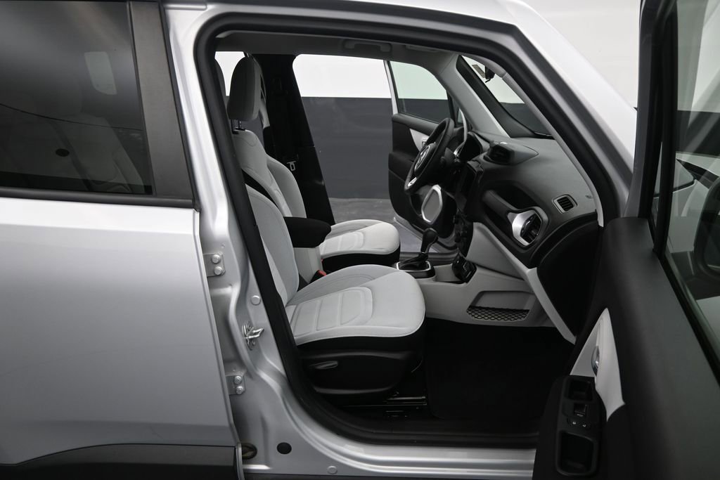 Used 2020 Jeep Renegade Latitude AWD/4WD image 34