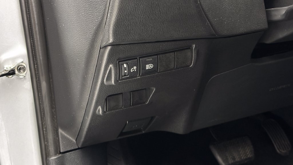 Certified 2025 Toyota Corolla Cross LE FWD image 20
