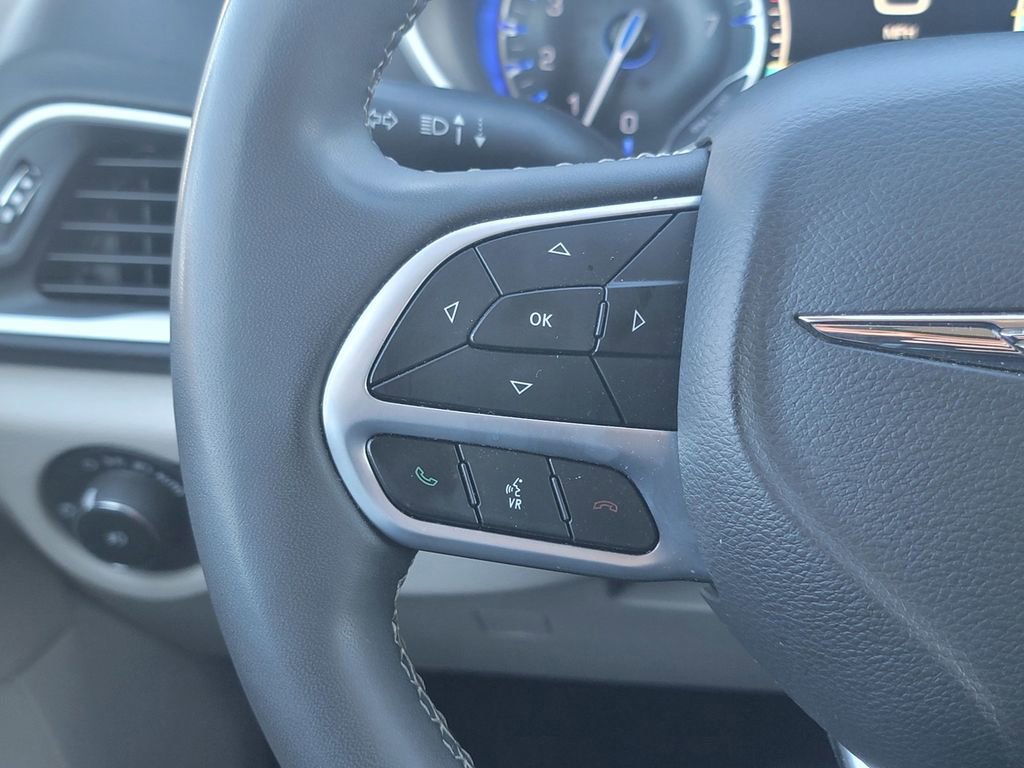 Certified 2023 Chrysler Pacifica Touring-L image 37