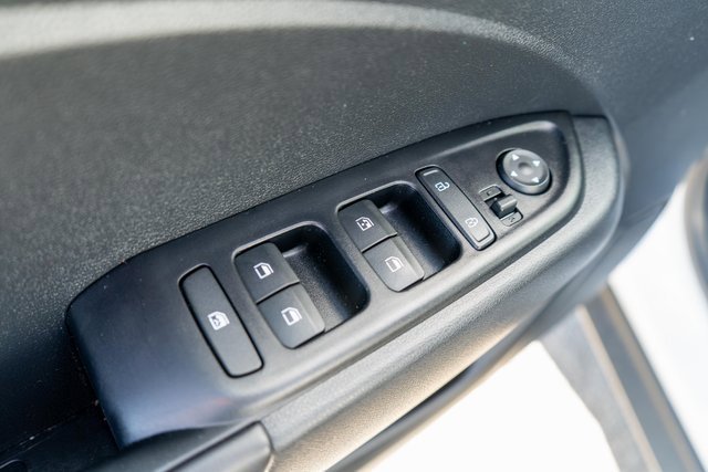 Used 2022 Hyundai Venue Limited image 17