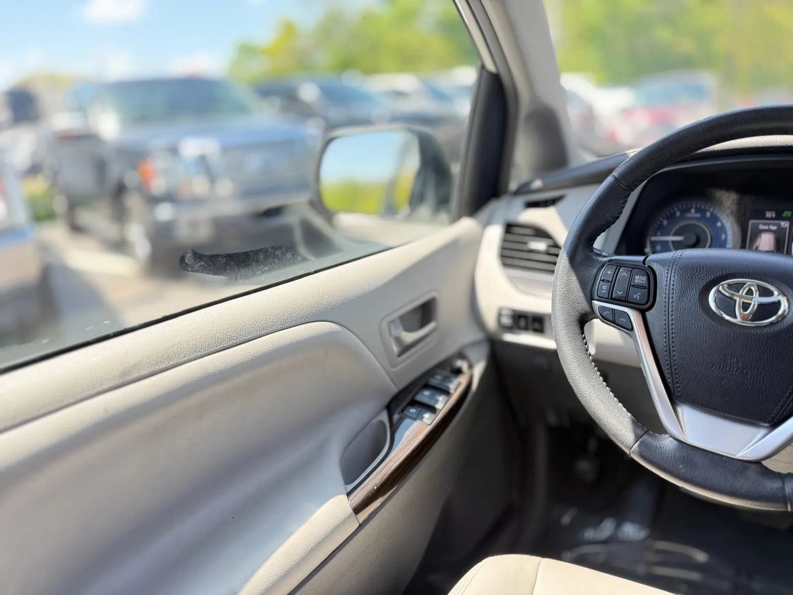 Used 2019 Toyota Sienna XLE w/ XLE Navigation Package FWD image 21