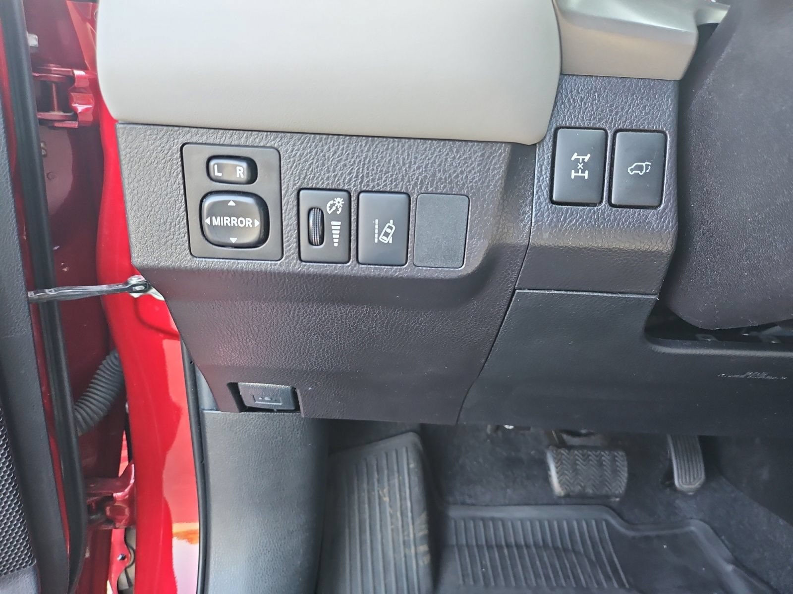 Used 2018 Toyota RAV4 XLE AWD/4WD image 24