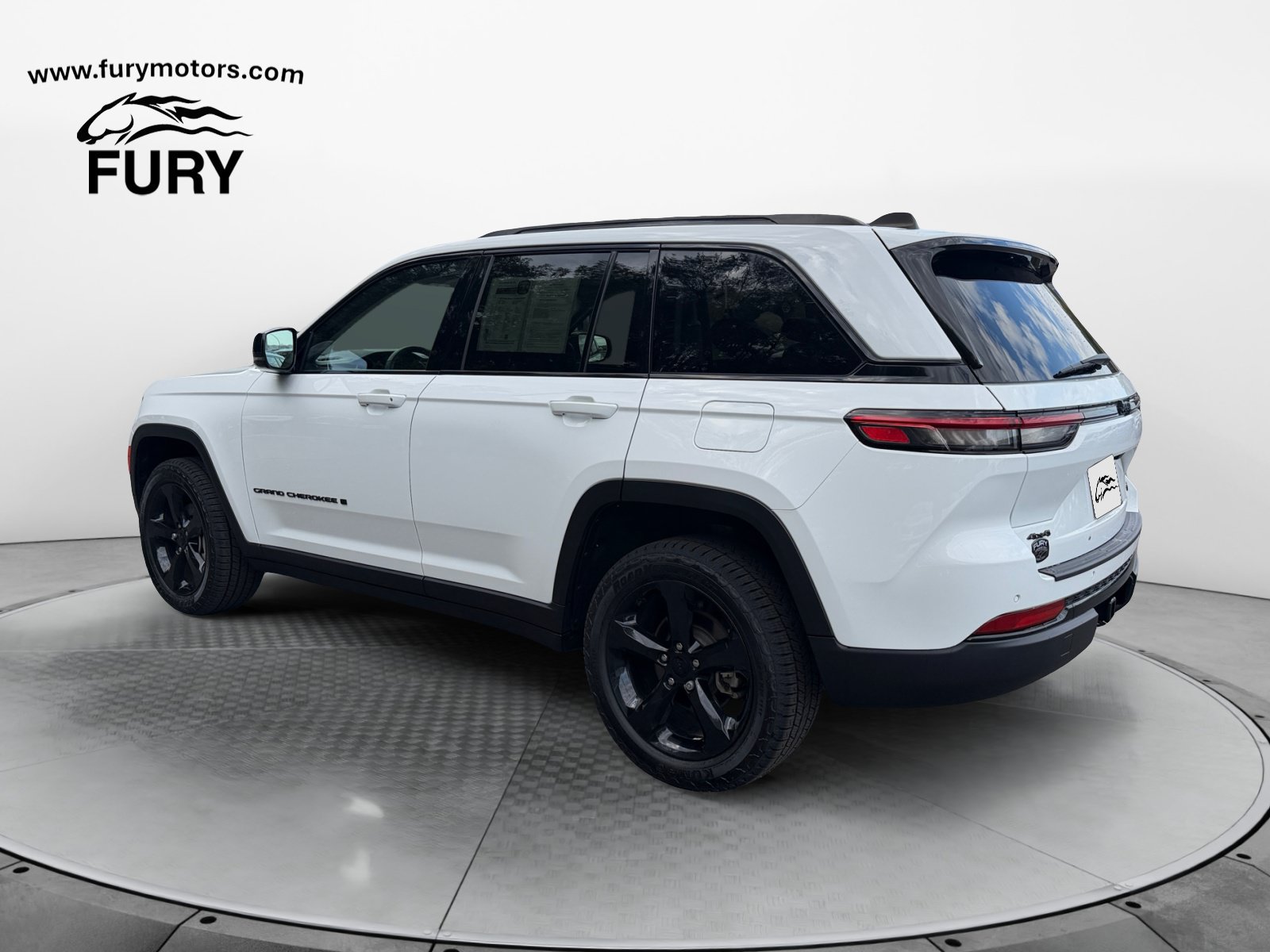 Used 2023 Jeep Grand Cherokee Limited w/ Black Appearance Package AWD/4WD image 6