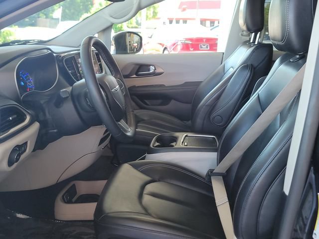 Used 2023 Chrysler Pacifica Touring-L FWD image 9