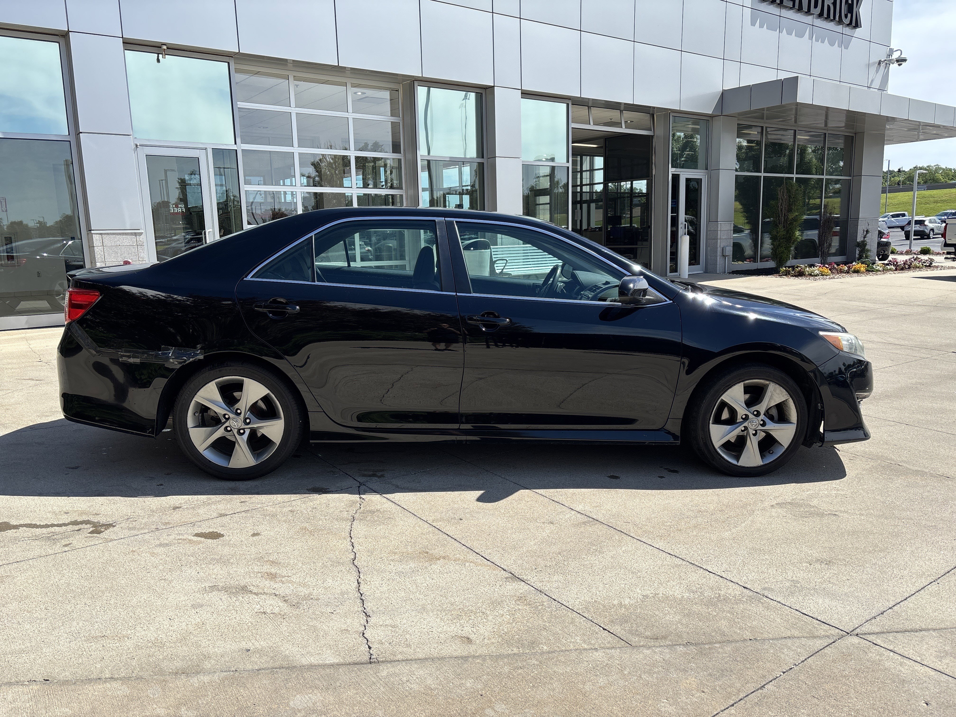 Used 2014 Toyota Camry SE FWD image 9
