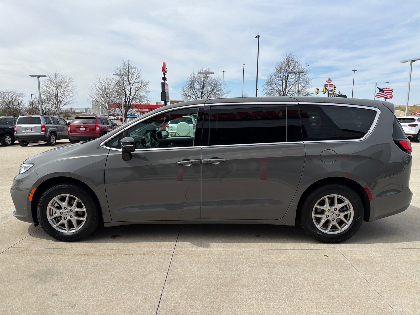 Used 2025 Chrysler Pacifica Select FWD image 5