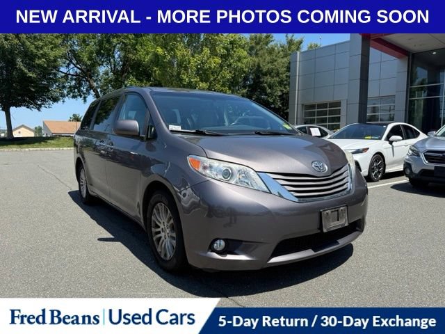 Used 2015 Toyota Sienna XLE Premium FWD image 1