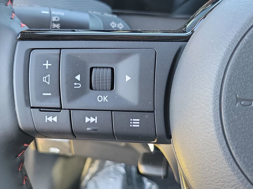 New 2026 Nissan Kicks SR w/ Illumination Package FWD image 8