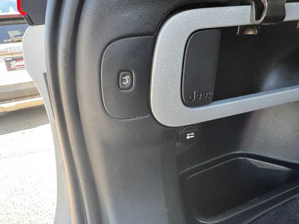 Used 2017 Jeep Cherokee Trailhawk AWD/4WD image 13