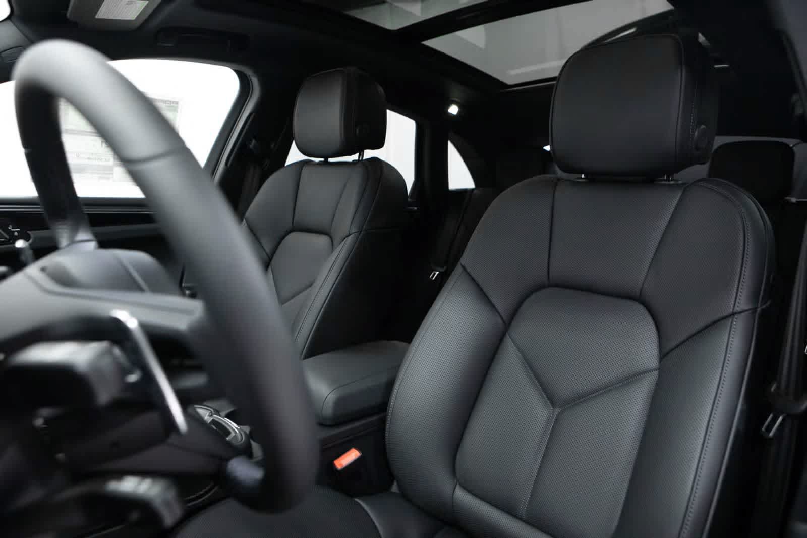 Certified 2026 Porsche Macan AWD/4WD image 5