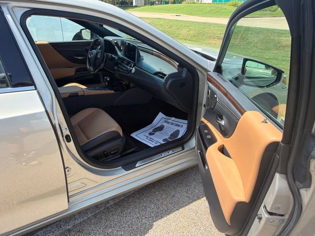 Used 2022 Lexus ES 300h Ultra Luxury w/ Accessory Package 2 FWD image 24