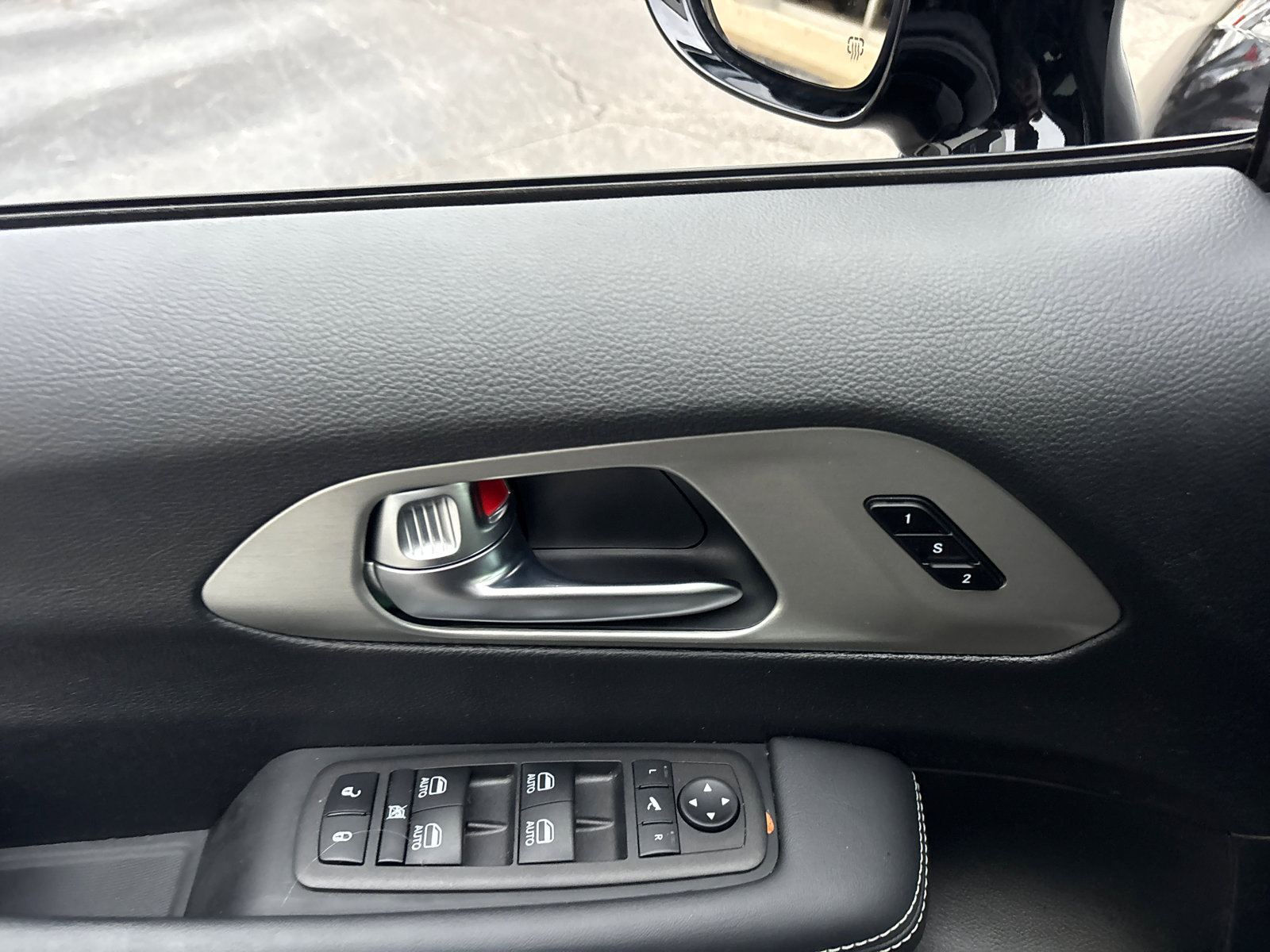 Used 2023 Chrysler Pacifica Limited w/ Uconnect Theater Family Group image 12