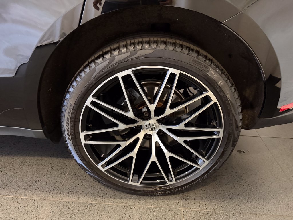 Certified 2024 Porsche Macan AWD/4WD image 11