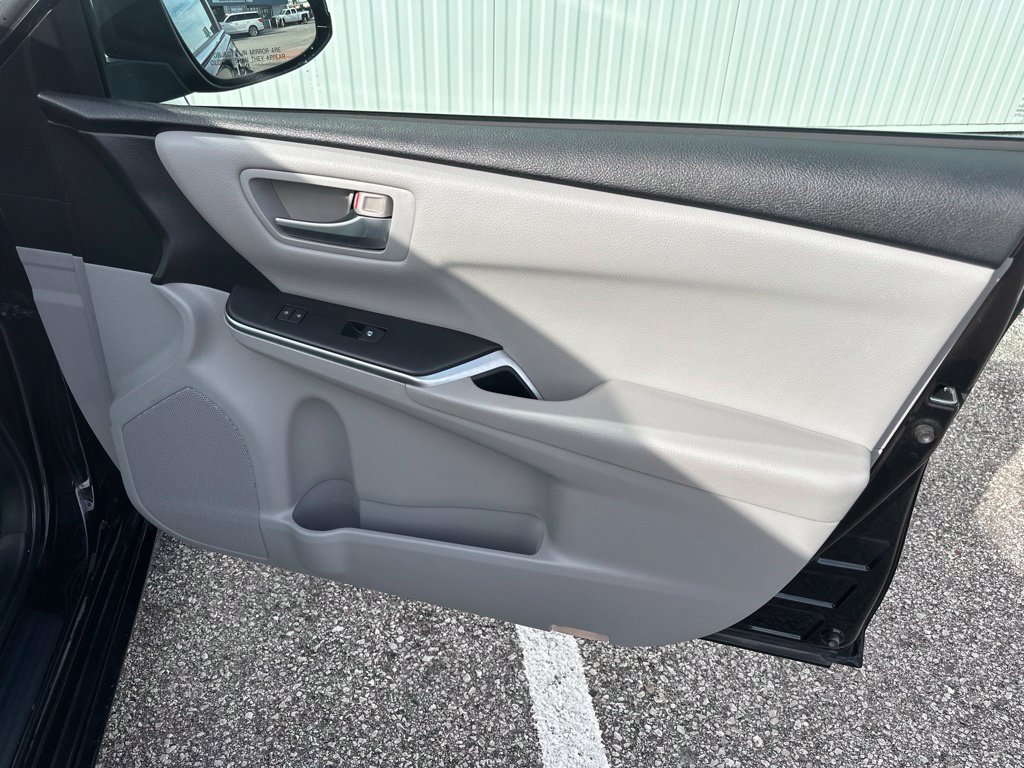 Used 2015 Toyota Camry SE FWD image 27