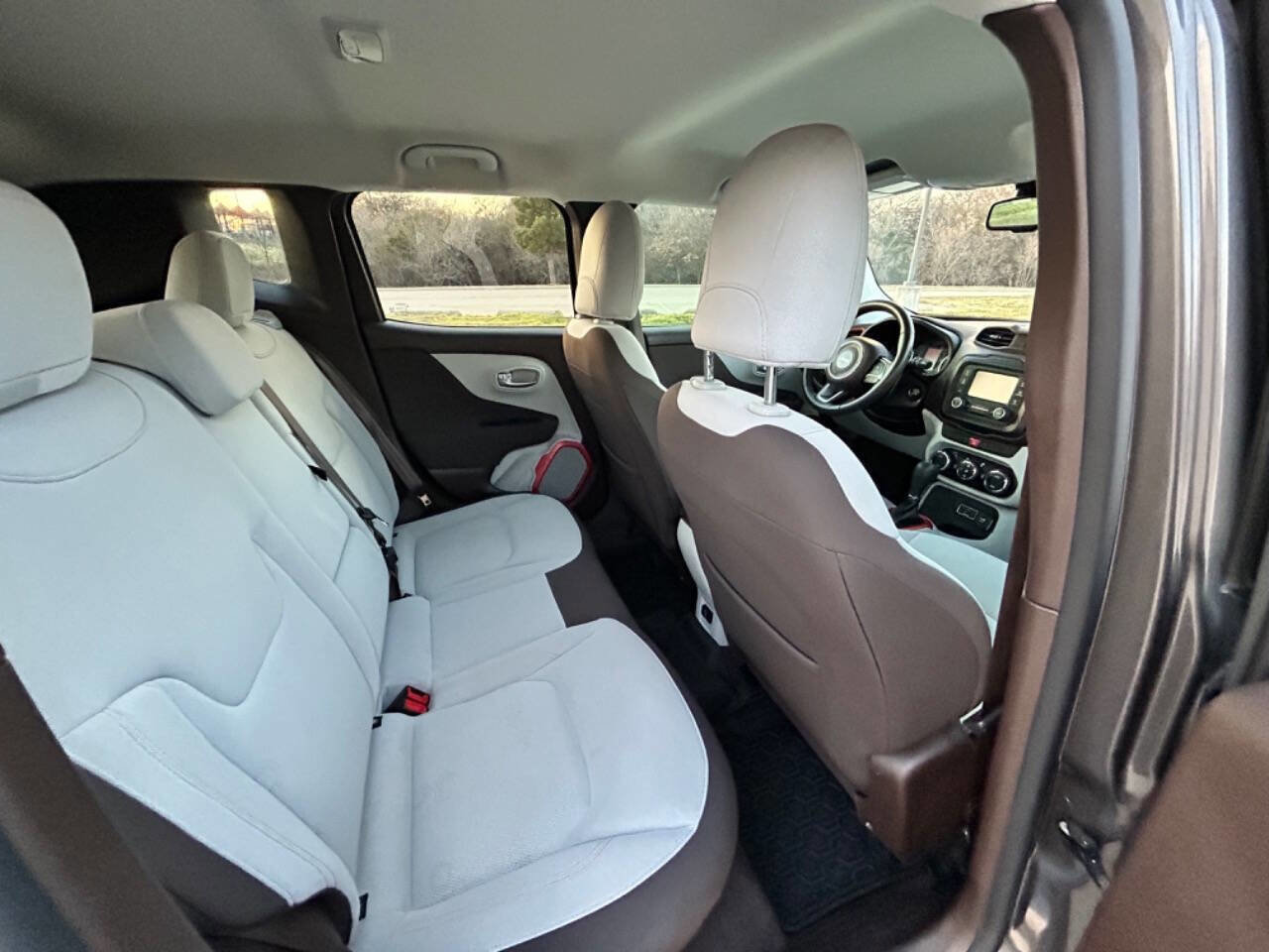 Used 2016 Jeep Renegade Latitude w/ Popular Equipment Group FWD image 13