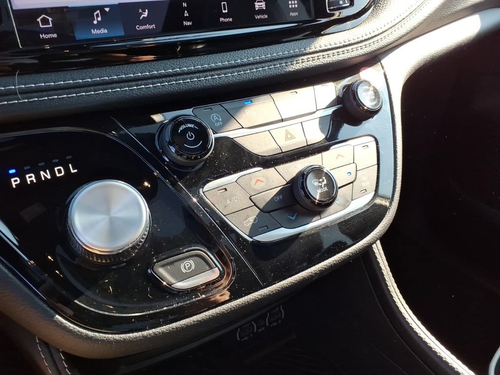 Certified 2025 Chrysler Pacifica Limited FWD image 18