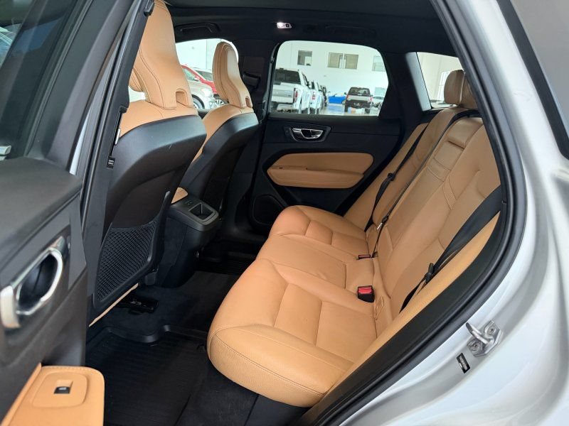 Used 2019 Volvo XC60 T6 Momentum w/ Premium Package AWD/4WD image 17