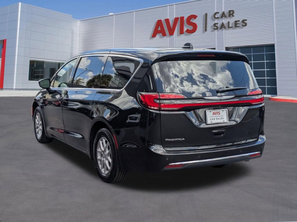 Used 2024 Chrysler Pacifica Touring-L image 9