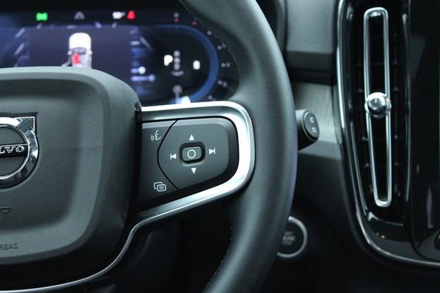 Used 2025 Volvo XC40 B5 Plus AWD/4WD image 27