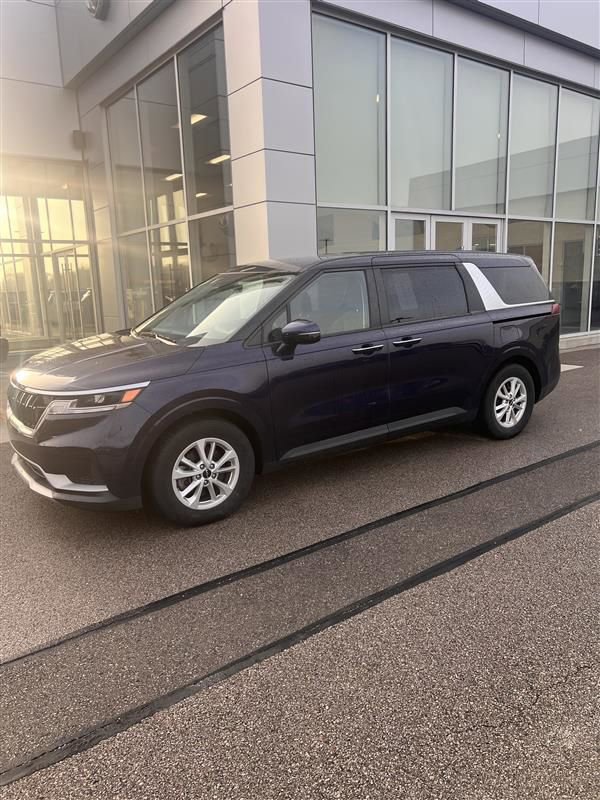 Used 2024 Kia Carnival LX image 3