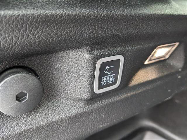 Used 2023 Jeep Grand Cherokee L Laredo AWD/4WD image 17
