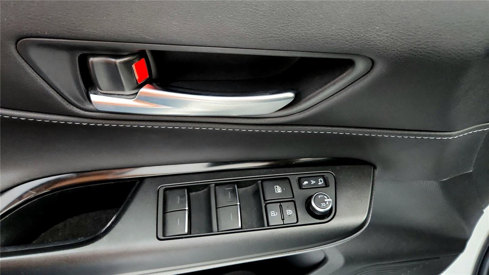 Used 2021 Toyota Venza LE w/ Carpet Mat Package (TMS) image 23