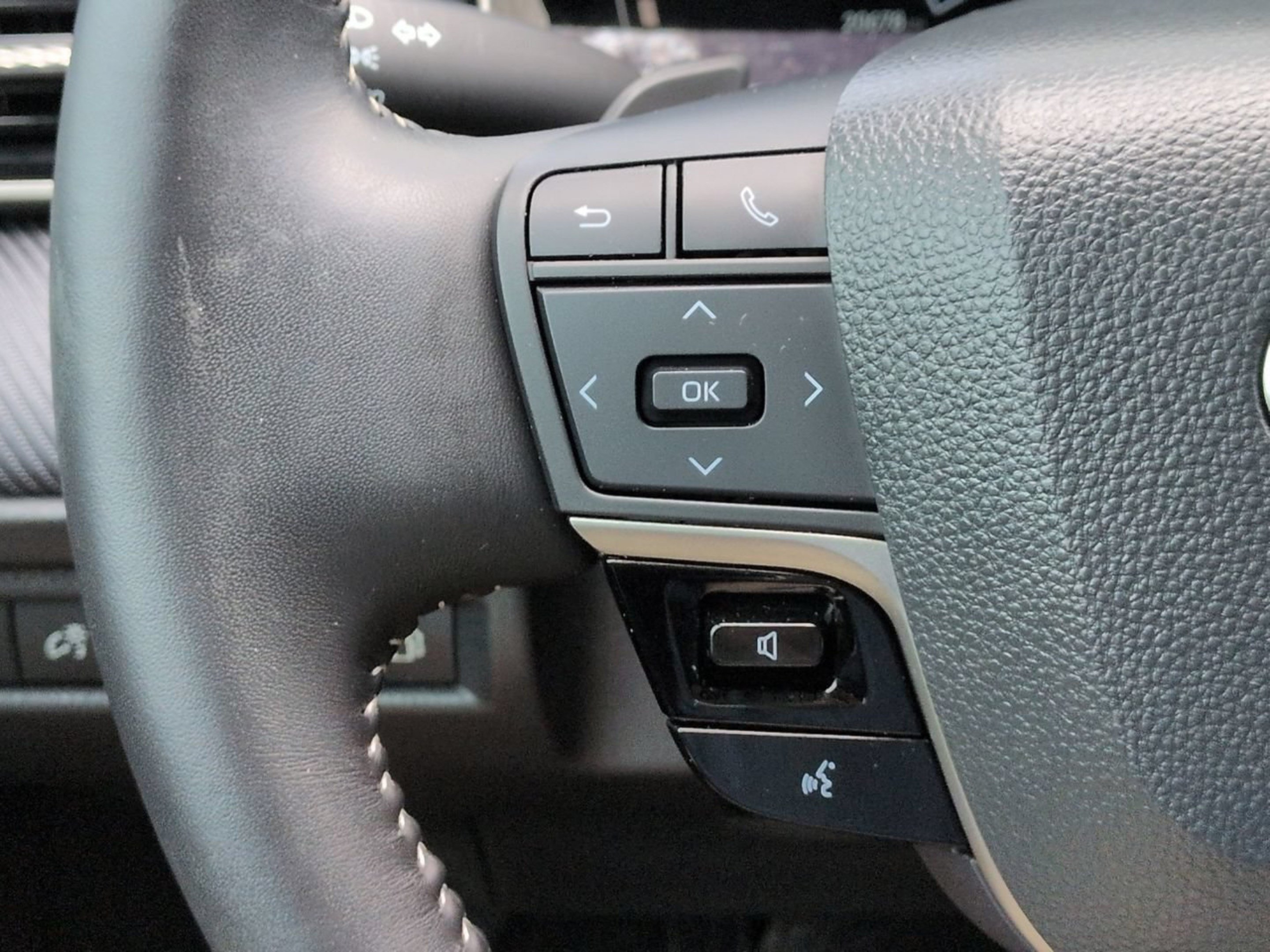 Used 2025 Toyota Camry SE FWD image 28