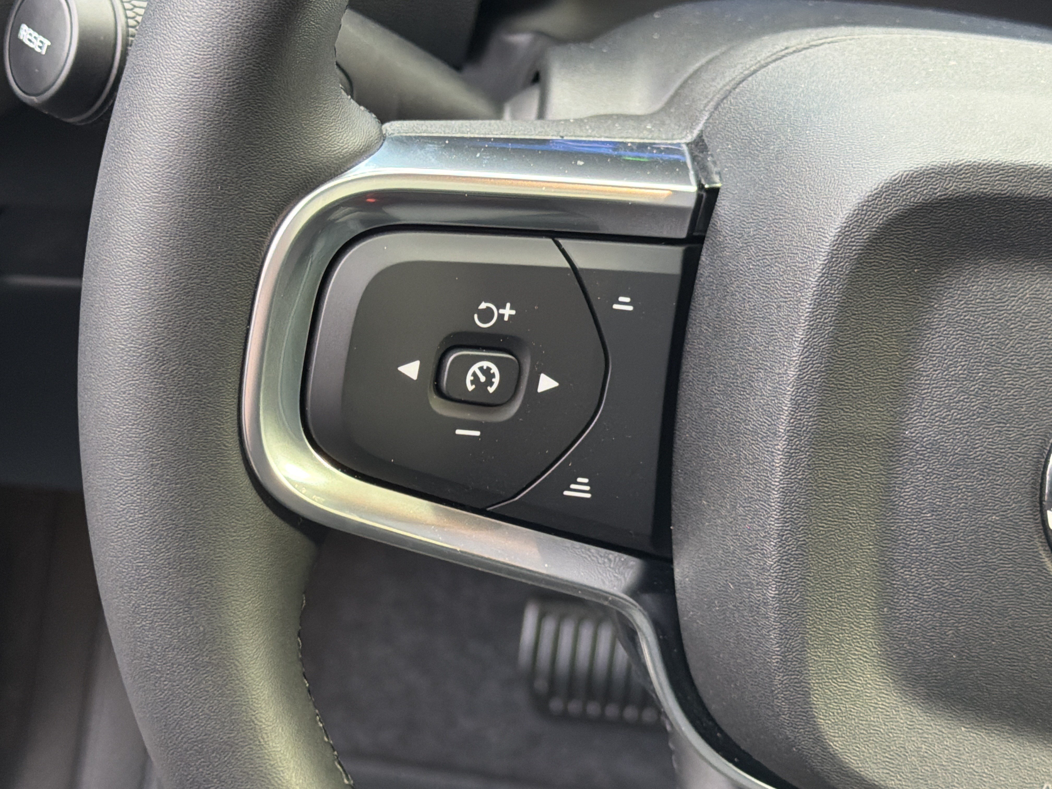 New 2026 Volvo XC40 B4 Core w/ Climate Package FWD image 20