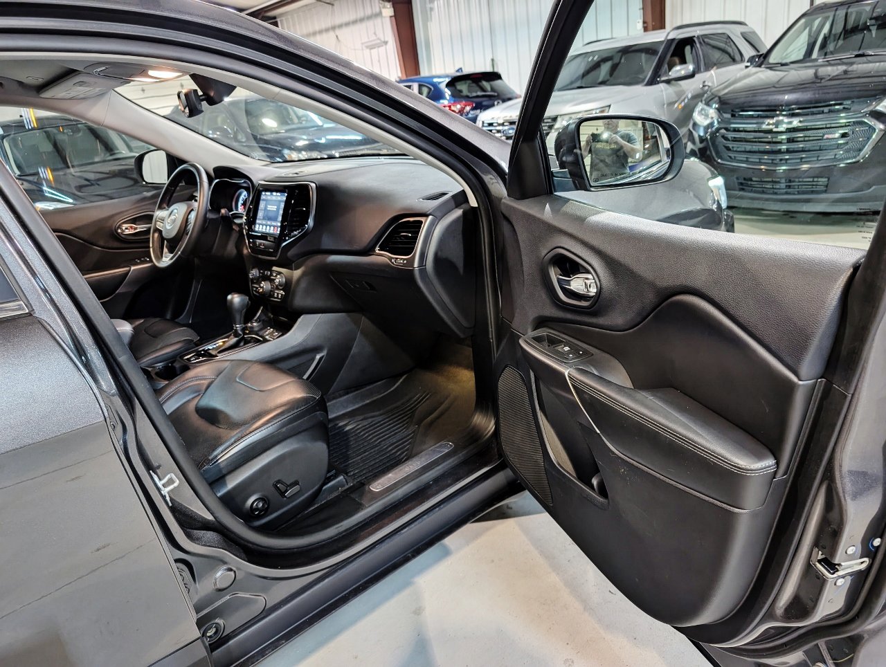 Used 2019 Jeep Cherokee Limited w/ Trailer Tow Group image 27