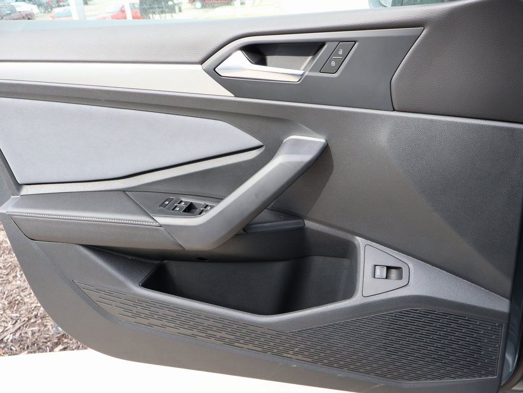 Used 2025 Volkswagen Jetta SE image 36