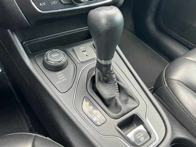 Used 2019 Jeep Cherokee Latitude Plus AWD/4WD image 28