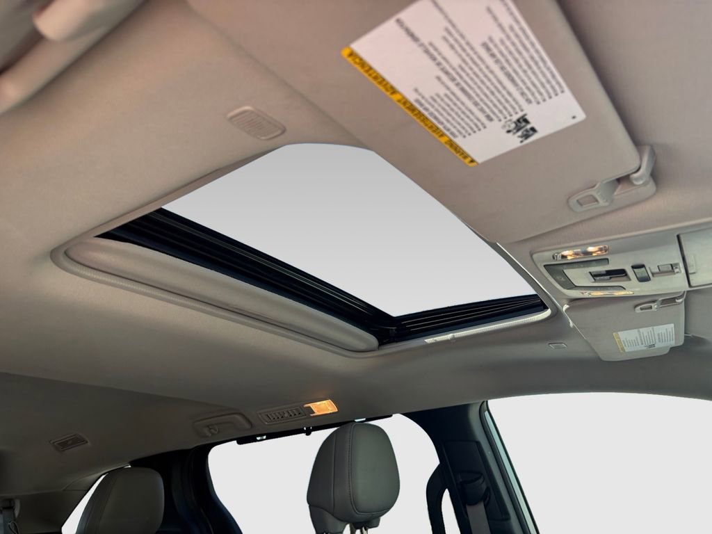 Used 2025 Toyota Sienna XLE image 7