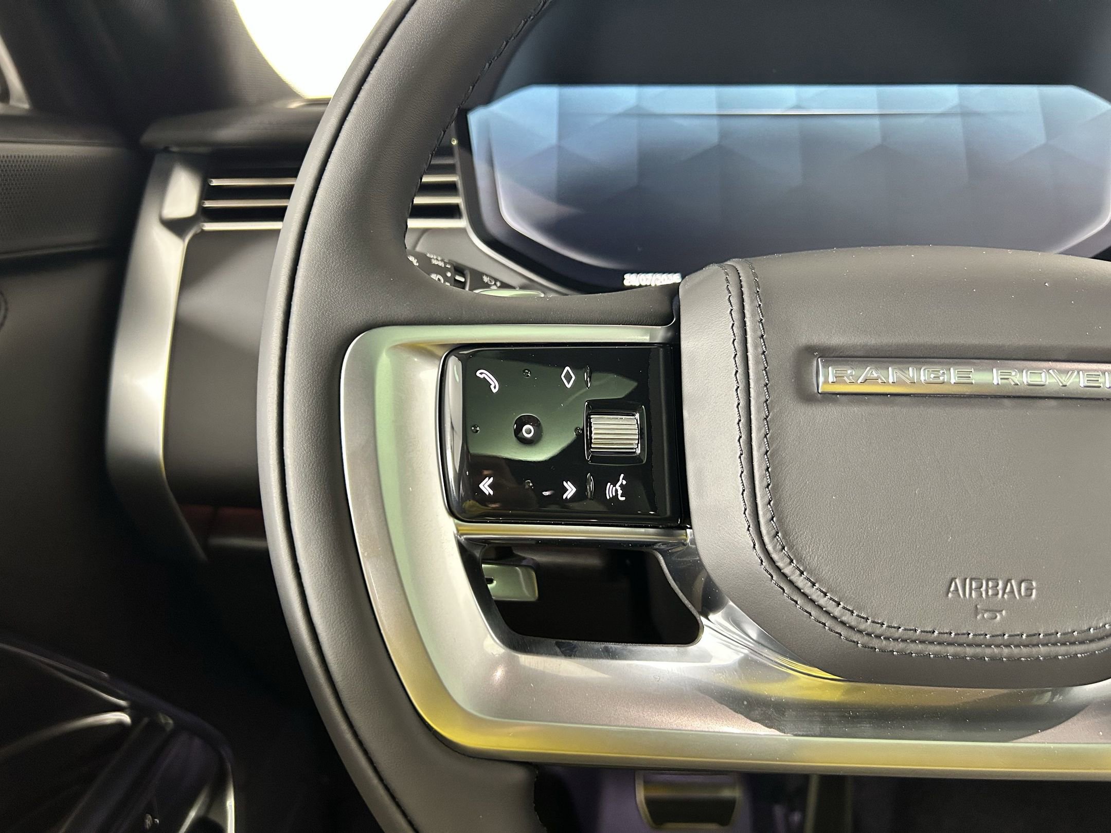 New 2025 Land Rover Range Rover SE image 14