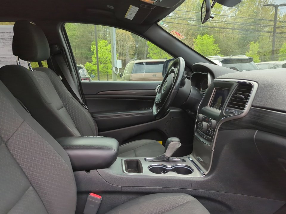 Used 2019 Jeep Grand Cherokee Laredo w/ Security & Convenience Group AWD/4WD image 36