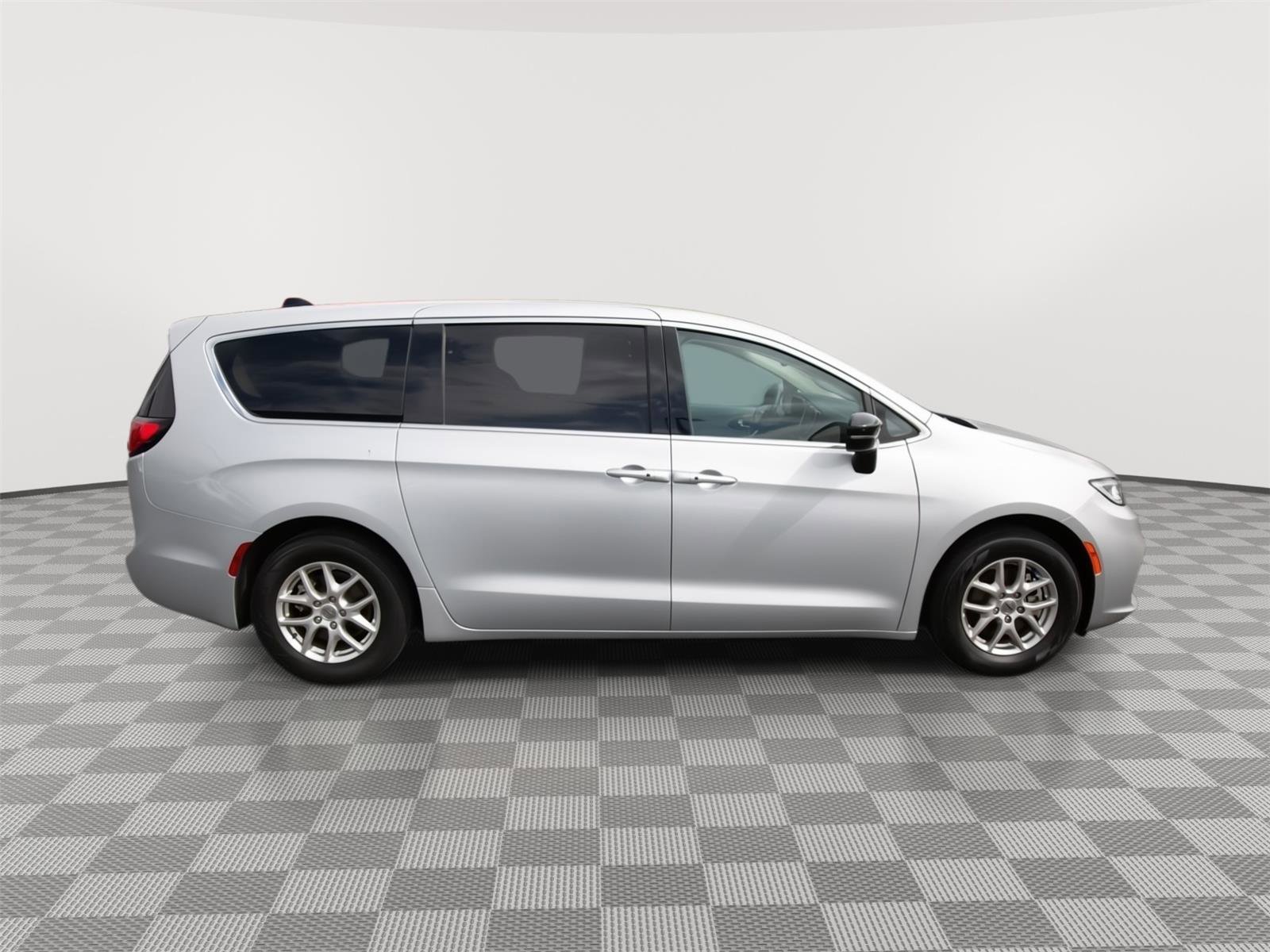 Used 2024 Chrysler Pacifica Touring-L FWD image 4