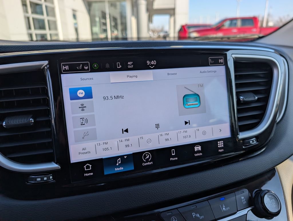 Used 2024 Chrysler Pacifica Touring-L image 23