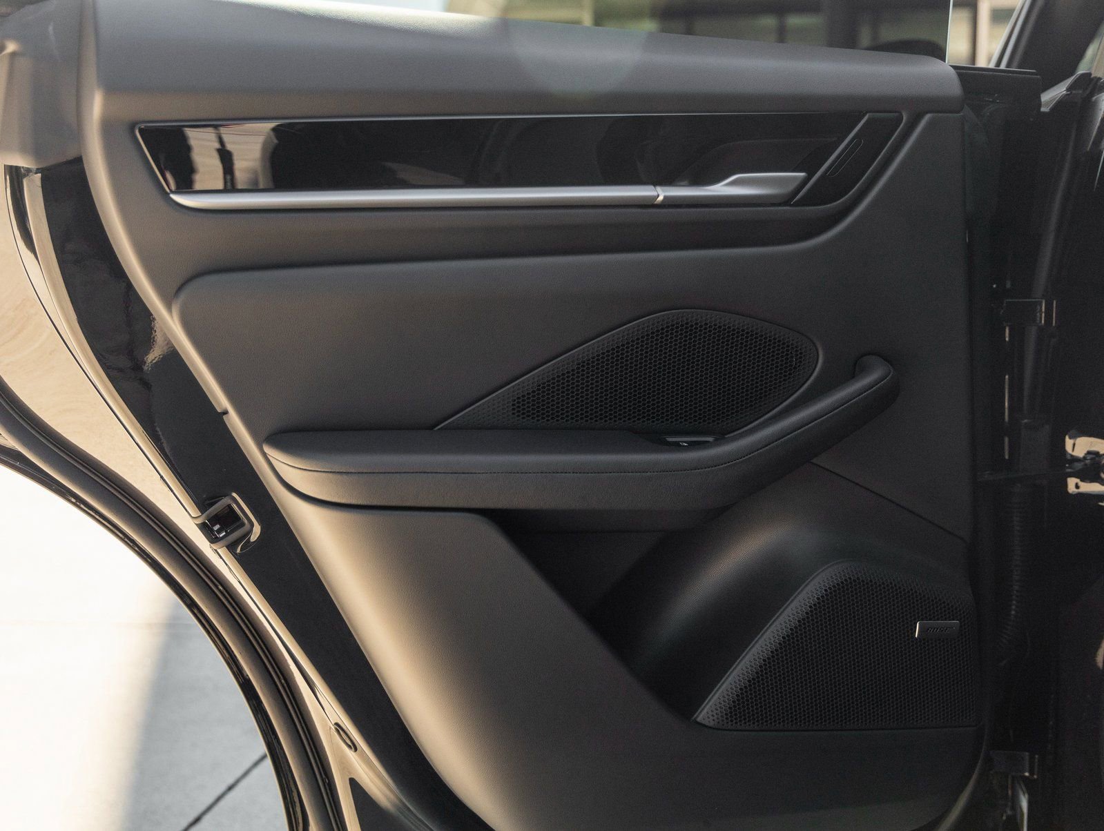 Certified 2025 Porsche Macan Electric image 31