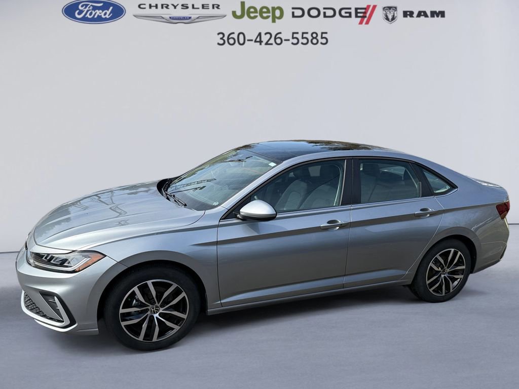 Used 2025 Volkswagen Jetta SE FWD image 2