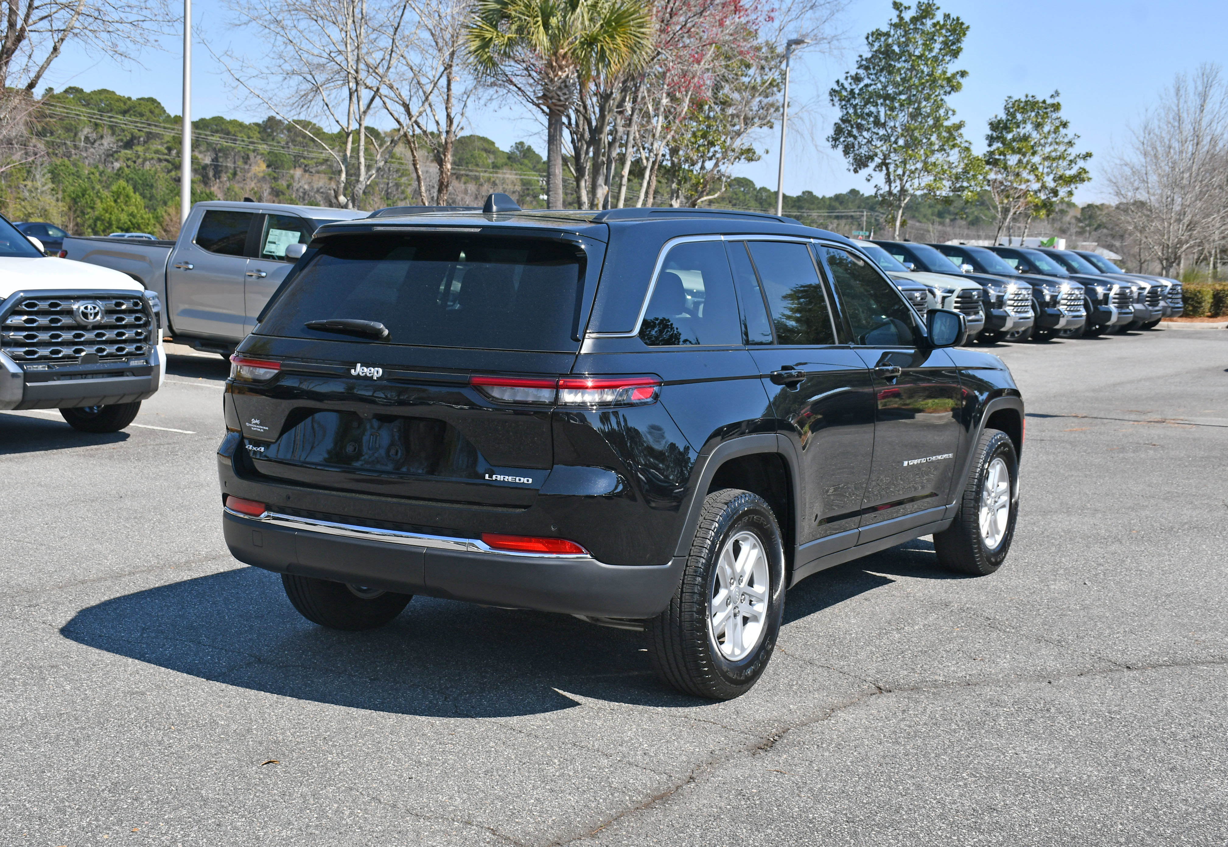 Used 2024 Jeep Grand Cherokee Laredo w/ Luxury Tech Group I image 4