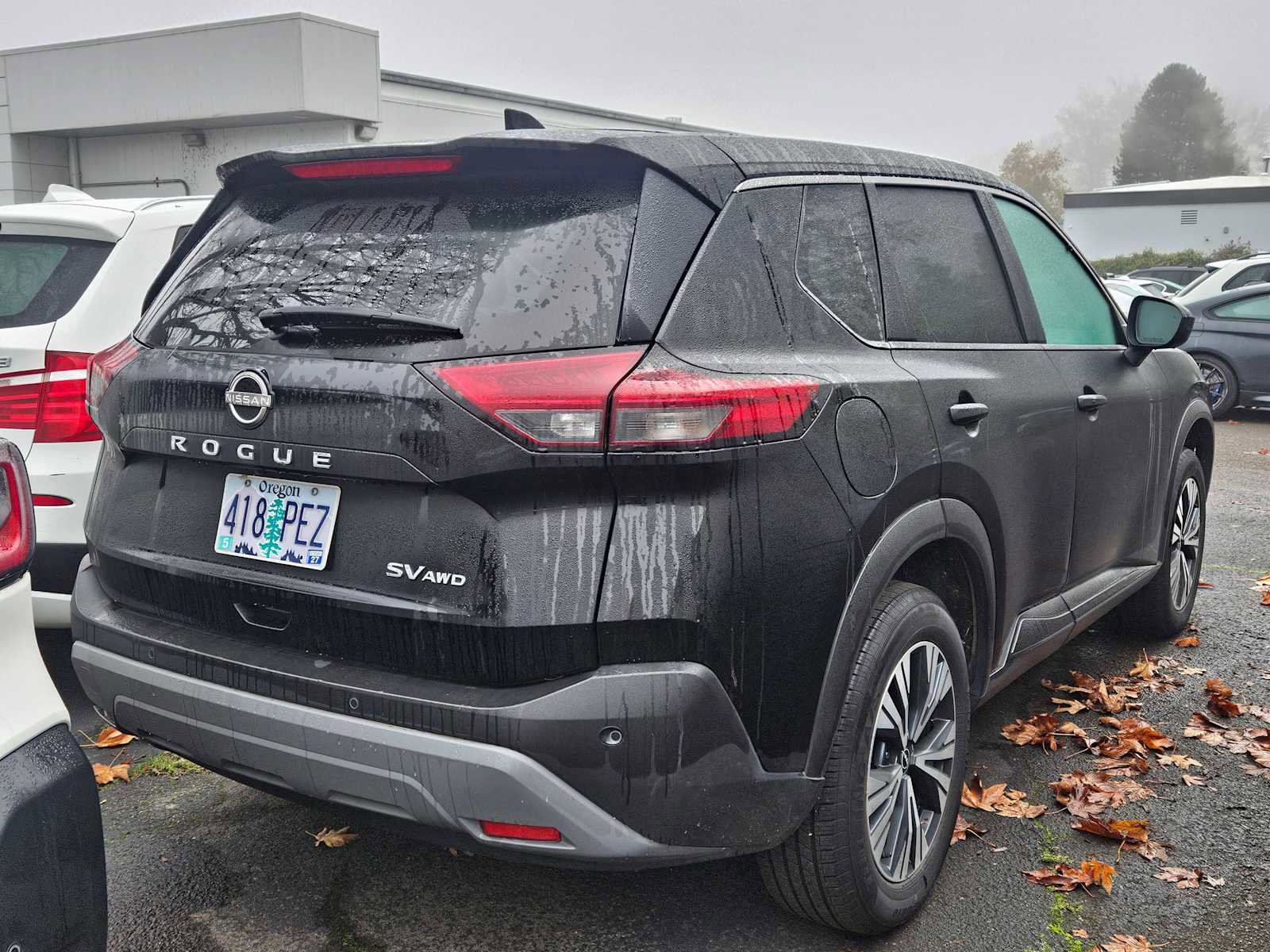 Used 2023 Nissan Rogue SV image 2