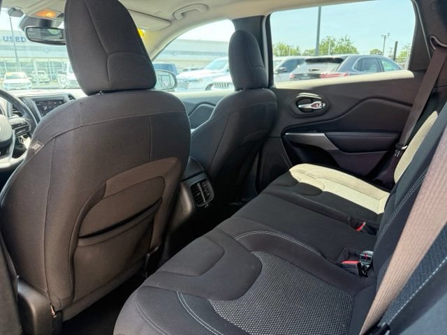 Used 2021 Jeep Cherokee Latitude AWD/4WD image 14