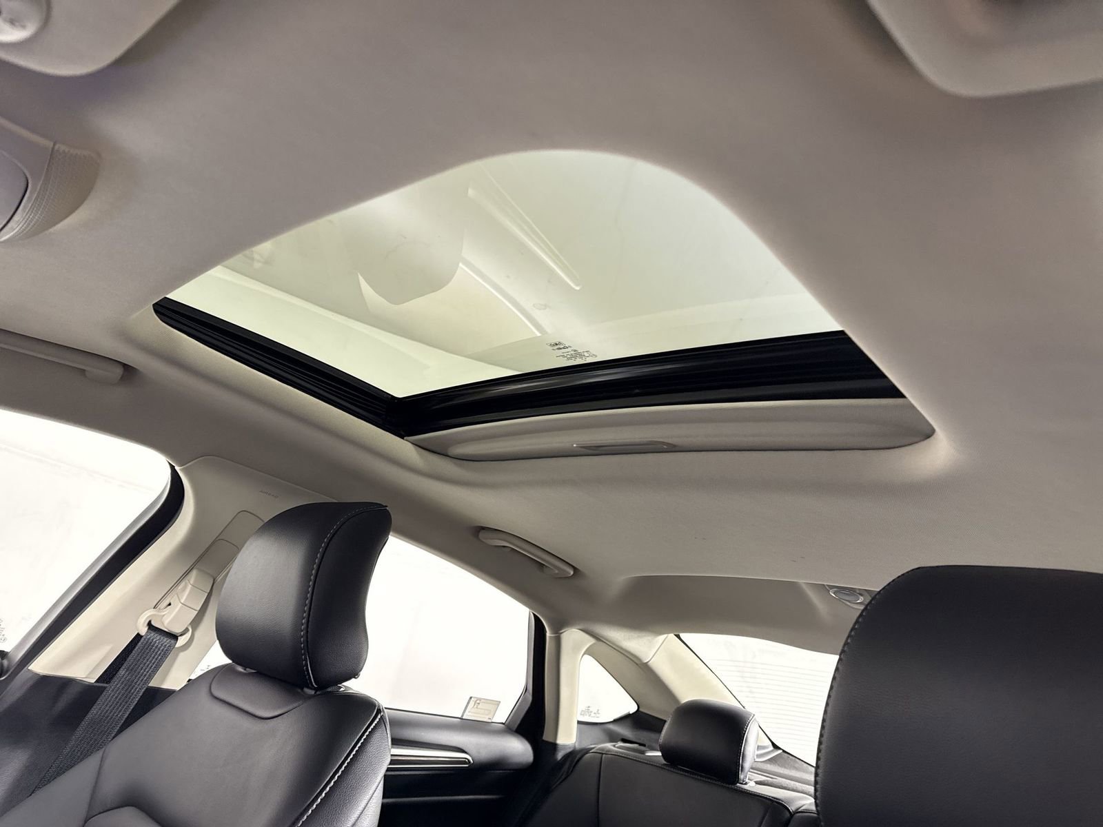 Used 2017 Ford Fusion SE w/ Fusion SE Technology Package image 19