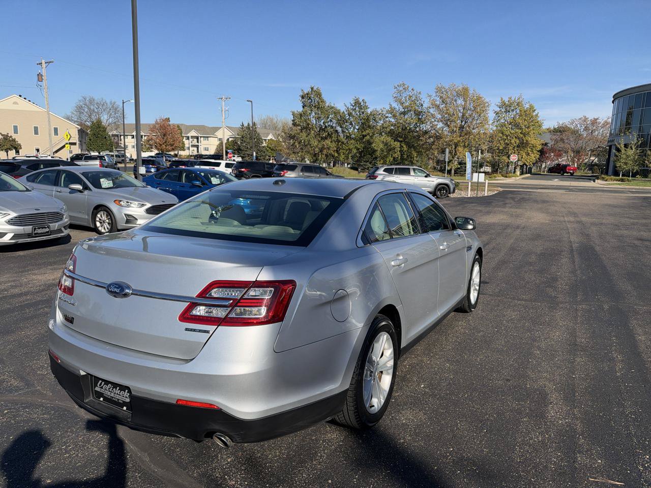 Used 2018 Ford Taurus SE FWD image 3