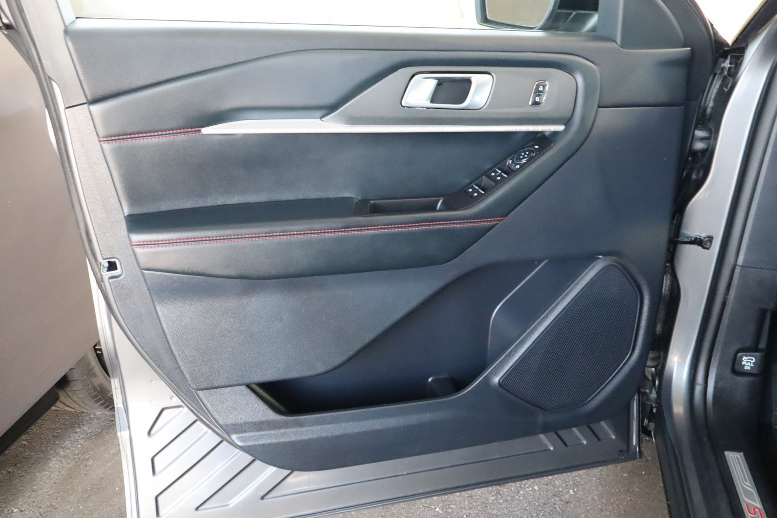 Used 2025 Ford Explorer ST-Line AWD/4WD image 18